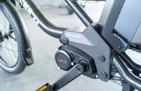 Nahaufnahme des Motors und des Rahmendetails eines E-Bikes.