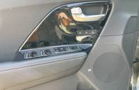 Mittelkonsole des Autos mit Klimabedienung und JBL-Lautsprecher.