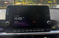 Das digitale Infotainment-Display zeigt Uhrzeit, Datum und Radiosenderinformationen.