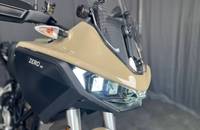 Die Frontansicht eines Scooters mit Scheinwerfer und Verkleidung in Beige.