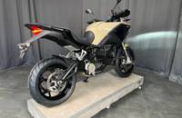 Elektrisches Motorrad ZERO in Quicksand, Außenansicht, präsentiert in einem Autohaus.