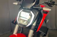 Frontansicht eines Motorrads mit LED-Scheinwerfer und Lenker.