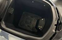 Nahaufnahme eines Ladeanschlusses mit USB-Anschlüssen im Fahrzeuginnenraum.