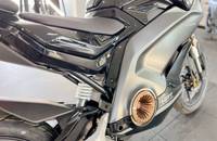 Seitenansicht des schwarzen VMOTO STASH Scooters mit Sitz und Vorderrad.