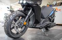 Seitenansicht des elektrischen RAY 7.7 Scooter mit großen Rädern im Showroom.
