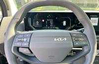 Innenansicht des KIA EV2 mit Lenkrad und digitalen Anzeigen.