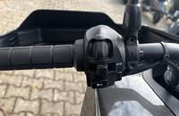 Nahaufnahme des Lenkers und des Cockpits eines Motorrads.