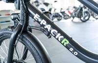 Nahaufnahme des schwarzen E-Bike-Rahmens mit der Aufschrift E-PACKR 8.0.