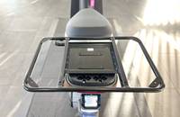 Aufsicht auf das Heck eines E-Scooters mit einem großen, schwarzen Heckträger und einem Sitz.