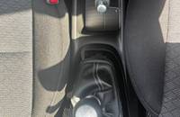 Mittelkonsole und Armlehnen im Innenraum eines KIA Picanto.