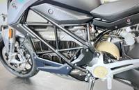 Seitenansicht des silbernen E-Motorrads mit sichtbarem Rahmen und Akkugehäuse.