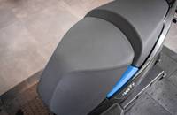 Detailaufnahme des Ladeanschlusses im Fahrzeuginnenraum.