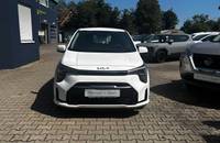 Frontalansicht eines weißen KIA Picanto vor dem Autohaus Richter & Zech.