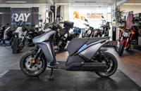 Seitenansicht des grauen E-Scooters RAY 7.7 in einem Showroom.