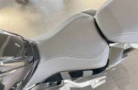 Detailaufnahme des schwarzen Sitzes und des Heckbereichs des Motorrads.