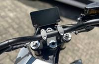Nahaufnahme des Lenkers und der Bedienelemente eines E-Scooters.