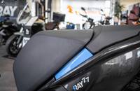 Nahaufnahme des schwarzen Sitzes und des Heckbereichs des RAY 7.7 Motorrads.