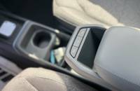 Innenraumansicht der Mittelkonsole und des Armrests eines Elektroautos.