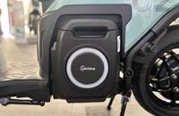Nahaufnahme der Front des E-Scooters mit Batterieabdeckung und Rad.