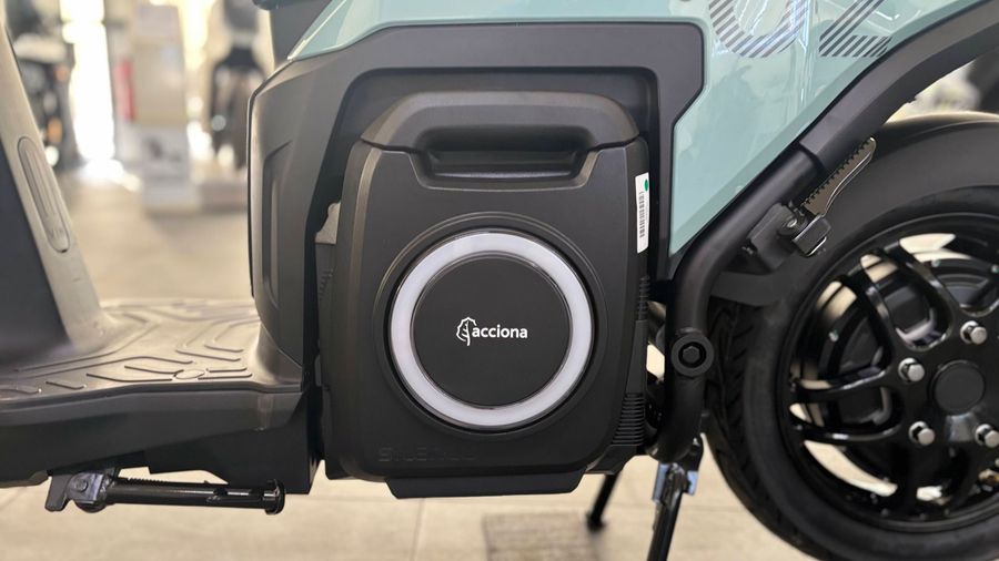 Nahaufnahme der Front des E-Scooters mit Batterieabdeckung und Rad.