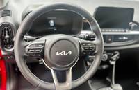 Nahaufnahme des Lenkrads und des Cockpits eines KIA Picanto.