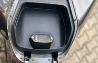 Nahaufnahme des unteren Frontbereichs des Motorrads mit einem sichtbaren Stauraum.