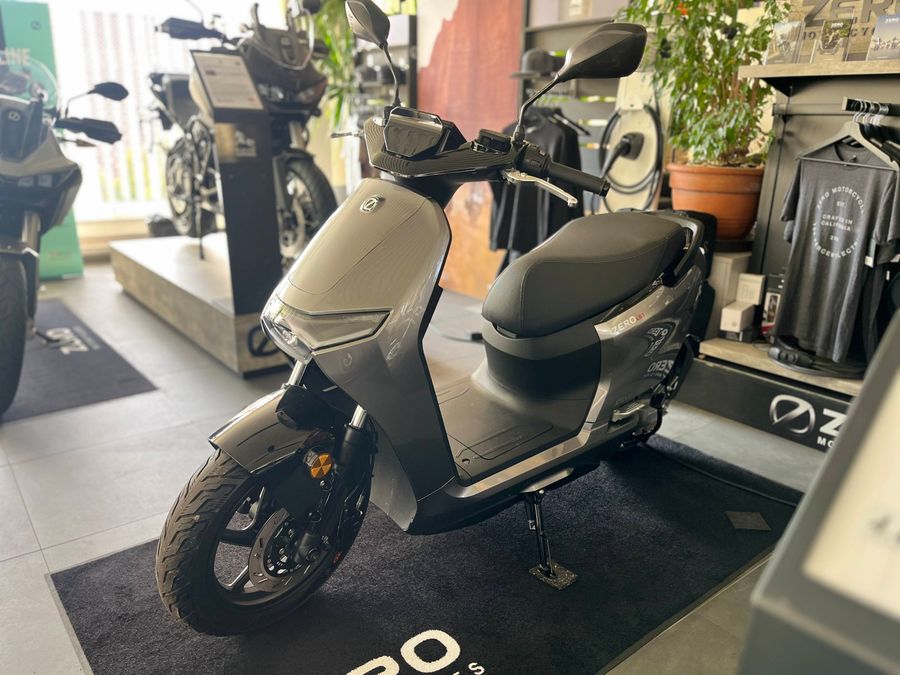 Seitenansicht eines dark silver E-Scooters der Marke ZERO in einem Showroom.