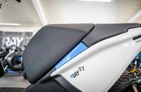 Nahaufnahme des schwarzen Sitzes und des weißen Heckbereichs eines E-Motorrads.
