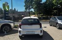 Weißer KIA Picanto von hinten, geparkt vor dem Autohaus Richter & Zech.