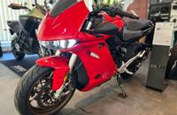 Rotes Motorrad (ZERO) in einem Showroom, gesehen von vorne links.