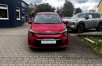 Frontalansicht eines roten KIA Picanto vor dem Autohaus Richter & Zech.