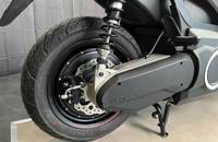 Hinterrad und Akkugehäuse eines grauen SILENCE E-Scooters.