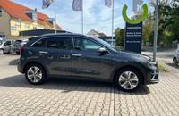 Dunkelgrauer KIA Niro Electric Seitenansicht vor dem Autohaus.