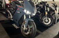 Außenansicht eines ZERO E-Scooters in der Farbe Orbit Sun, ausgestellt in einem Showroom.