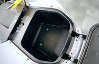 Nahaufnahme des geöffneten Stauraumfachs am Heck des Elektrofahrzeugs.