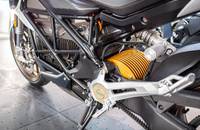 Detailansicht des Motorradantriebs, des Motors und des Hinterrads.