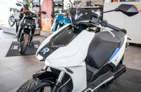 Elektrischer Scooter RAY 7.7 in Weiß, Frontansicht im Showroom.