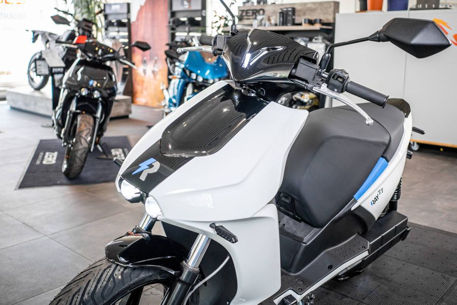 Elektrischer Scooter RAY 7.7 in Weiß, Frontansicht im Showroom.