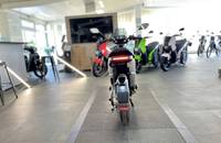 Frontalansicht eines E-Scooters in einem modernen Autohaus.