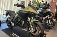 Sagegrünes ZERO Motorrad im Showroom, eine Außenansicht des Adventure-Modells.