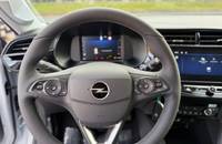 Cockpitansicht des Opel Corsa mit Lenkrad und Infotainment-Display.