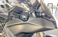 Nahaufnahme der Front eines schwarzen E-Motorrads mit Windschutzscheibe und Scheinwerfer.