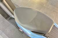 Detailaufnahme des Sitzes und des Heckbereichs des E-Scooters.