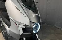 Frontansicht des grauen E-Scooters SILENCE mit Scheinwerfer und Bodywork.