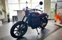 Eine schwarze Motorrad-Showbike (RGNT TURBO) steht in einem hellen Showroom.