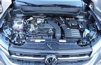 Der Motorraum des VW T-Cross ist geöffnet und zeigt den Motor, die Batterie und die verschiedenen Komponenten.