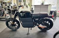 Seitenansicht des schwarzen RGNT TURBO Motorrads in einem Showroom.