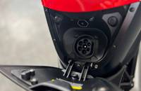 Nahaufnahme des Ladeanschlusses an der Front des Elektrofahrzeugs.