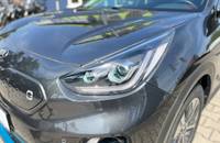 Nahaufnahme der Front des KIA E-Niro Electric, die Scheinwerfer und Motorhaube zeigt.