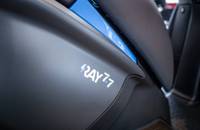 Nahaufnahme des grauen Armaturenbretts mit der Modellbezeichnung "⚡RAY 7.7".